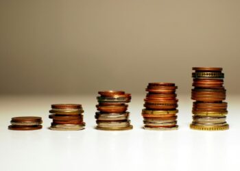 Tumpukan koin yang meningkat tingginya dari kiri ke kanan.